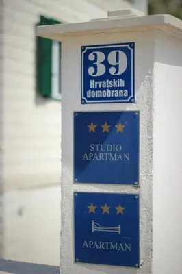 Certifikat, nagrada, logo ili neki drugi dokument izložen u objektu Apartments Sarbunal