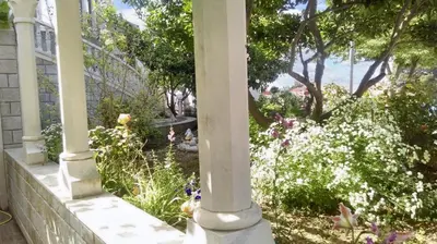 Vrt u objektu Charming apartment with sea view in Sumartin - 27 sqm