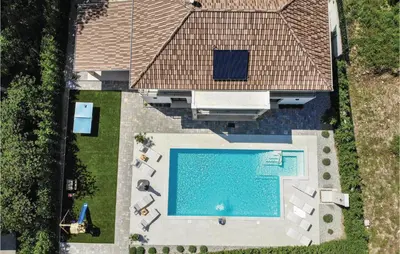 Bazen u objektu Beautiful Home In Omis With Sauna ili u blizini