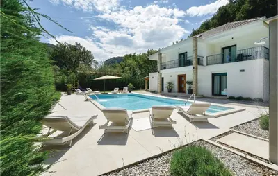 Bazen u objektu Beautiful Home In Omis With Sauna ili u blizini