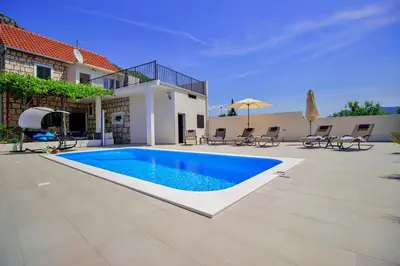 Bazen u objektu Holiday Home Vedrana ili u blizini
