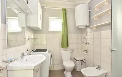 Kupaonica u objektu Three-Bedroom Holiday Home In Slime