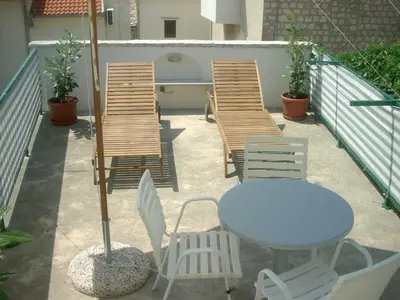 Popločani dio dvorišta ili vanjski dio objekta Apartment Cukarin A2 BOL-CENTER, Croatia