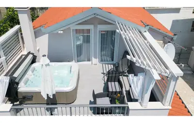 Balkon ili terasa u objektu Three-Bedroom Holiday Home In Suhi Potok