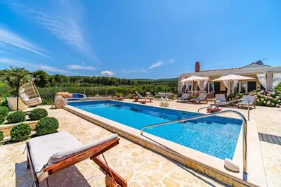 Bazen u objektu Beachfront House Mir Brač near Supetar with pool and jacuzzi ili u blizini