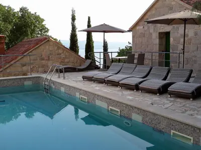 Bazen u objektu Villa Nidus Onei ili u blizini
