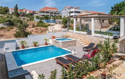 Bazen u objektu Three-Bedroom Holiday Home In Sutivan ili u blizini