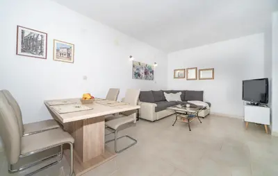 TV i/ili zabavni centar u objektu Amazing Apartment In Selca With Wifi