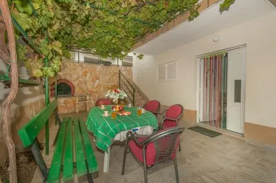 Popločani dio dvorišta ili vanjski dio objekta Apartments with parking space Omis - 14422