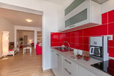 Kuhinja ili čajna kuhinja u objektu Apartments and Rooms Bonkan Hvar