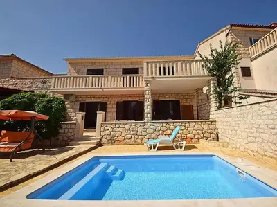 Bazen u objektu Apartment Mari ili u blizini