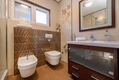 Kupaonica u objektu VILLA ARYA - Heated pool, roof hot tub, gym, near the beach with amazing views!