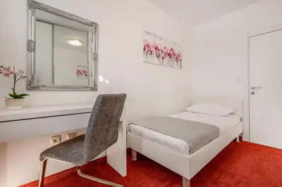 Krevet ili kreveti u jedinici u objektu VILLA ARYA - Heated pool, roof hot tub, gym, near the beach with amazing views!