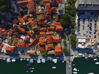 Pogled na grad 'Omiš' ili pogled na grad iz privatnih smještaja