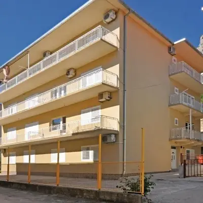Apartments with a parking space Omis - 14625