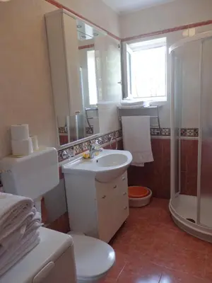 Kupaonica u objektu Holiday apartment with a balcony and sea view, just 300 metres from the beach