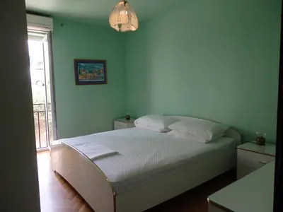 Krevet ili kreveti u jedinici u objektu Holiday apartment with a balcony and sea view, just 300 metres from the beach