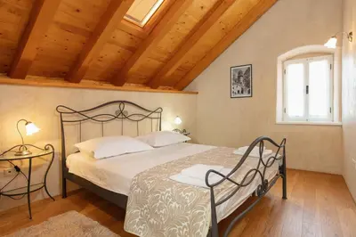 Krevet ili kreveti u jedinici u objektu Villa Mama - Traditional Apartments in Omis, free parking