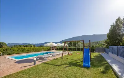 Bazen u objektu Three-Bedroom Apartment In Donja Ostrvica ili u blizini