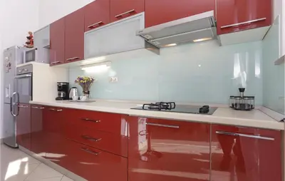 Kuhinja ili čajna kuhinja u objektu Three-Bedroom Apartment In Donja Ostrvica
