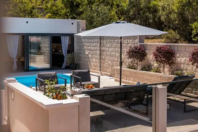 Bazen u objektu Villa TM with private heated pool, poolhouse & private garage ili u blizini