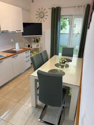 Kuhinja ili čajna kuhinja u objektu Apartment Sea Life with terrace and barbecue