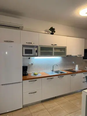 Kuhinja ili čajna kuhinja u objektu Apartment Sea Life with terrace and barbecue