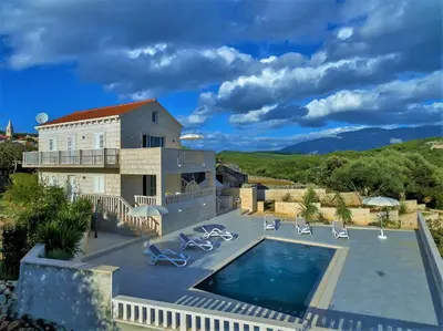 Pogled na planine ili pogled na planine iz vila