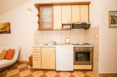 Kuhinja ili čajna kuhinja u objektu Apartmani Sani Bol
