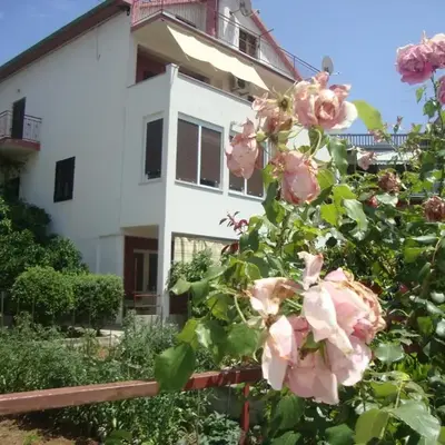 Apartments by the sea Jelsa