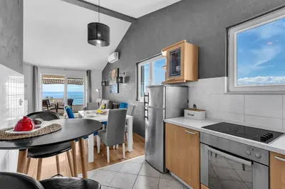 Kuhinja ili čajna kuhinja u objektu Kira Sea View apartment