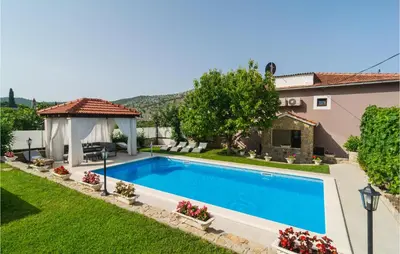 Bazen u objektu Three-Bedroom Apartment In Srinjine ili u blizini