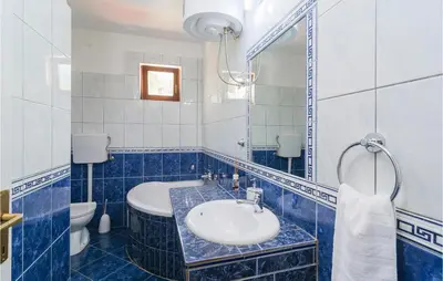 Kupaonica u objektu Three-Bedroom Apartment In Srinjine