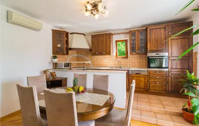 Kuhinja ili čajna kuhinja u objektu Three-Bedroom Apartment In Srinjine