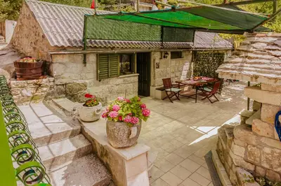 Popločani dio dvorišta ili vanjski dio objekta Mini stone house