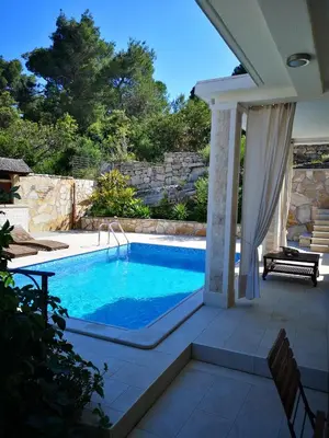 Bazen u objektu Holiday Home Sumartin (682-2) ili u blizini