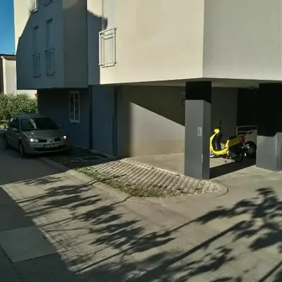 Apartments with a parking space Podstrana