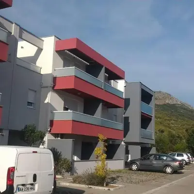 Apartments with a parking space Podstrana