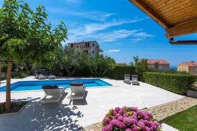 Bazen u objektu Family friendly apartments with a swimming pool Podstrana, Split - 15040 ili u blizini