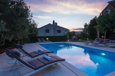 Bazen u objektu Family friendly apartments with a swimming pool Podstrana, Split - 15040 ili u blizini