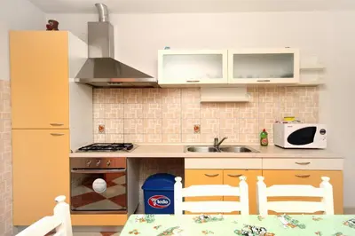 Kuhinja ili čajna kuhinja u objektu Apartments by the sea Promajna, Makarska - 2674