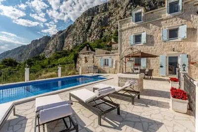 Pogled na planine ili pogled na planine iz vila