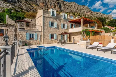 Bazen u objektu Villa Nareste ili u blizini