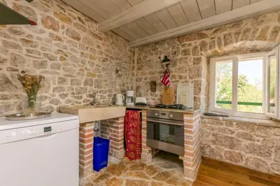 Kuhinja ili čajna kuhinja u objektu House Almond