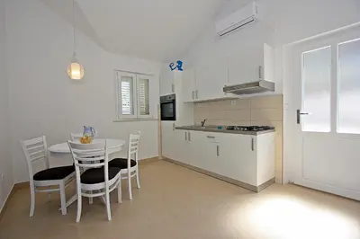 Kuhinja ili čajna kuhinja u objektu Apartmani Nila