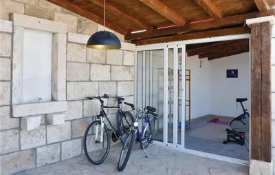 Vožnja biciklom pokraj objekta Three-Bedroom Holiday Home In Pucisca ili u blizini