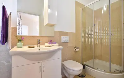 Kupaonica u objektu Three-Bedroom Holiday Home In Pucisca