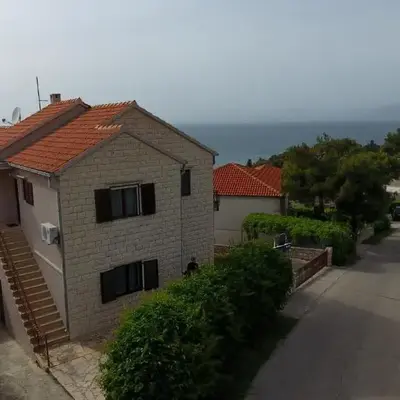 Apartments with a parking space Splitska