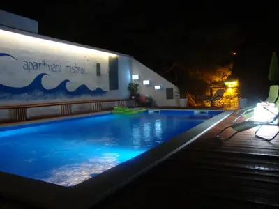 Bazen u objektu Apartments Mistral ili u blizini