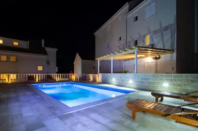 Bazen u objektu Apartments Sara ili u blizini
